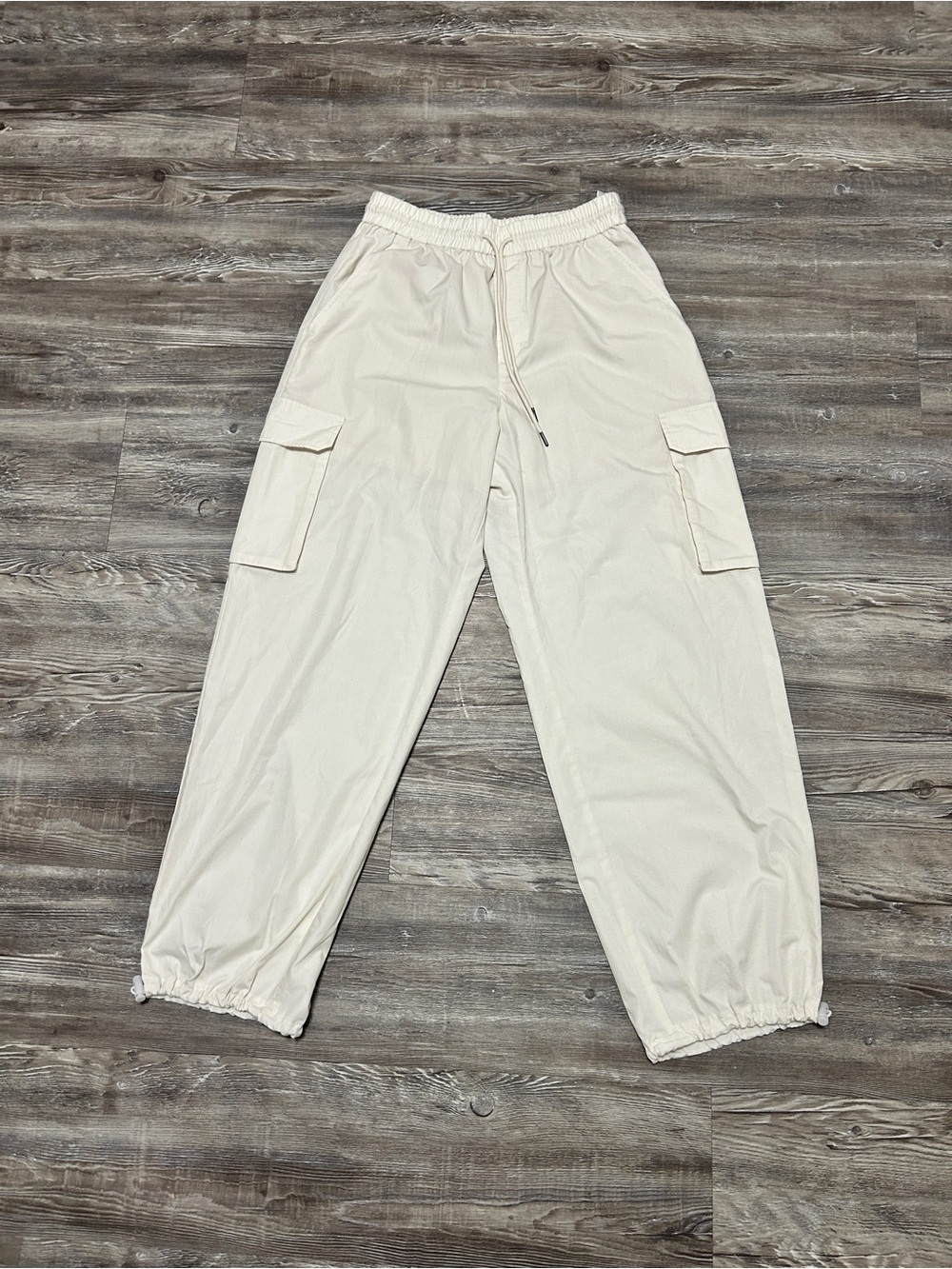 GU Women’s Parachute Cargo Jogger Pants in Cream